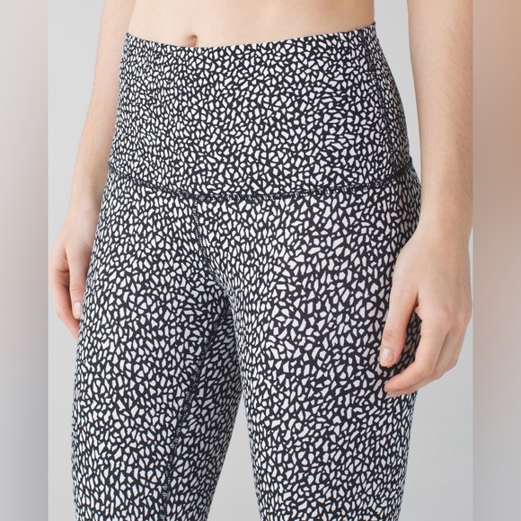 Lululemon Wunder Under Crop (Hi-Rise)
Miss Mosaic Black Size 8 - Picture 2 of 6